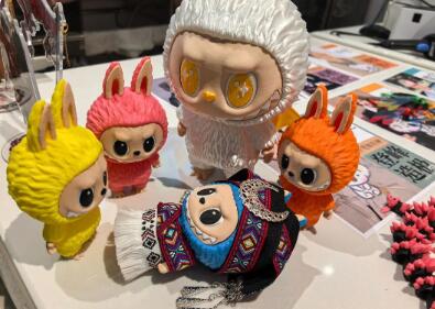 當“新式芭比”穿上千年壯錦——“民族風娃衣”激活潮玩產業文化消費新賽道