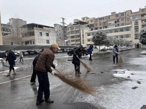 蘄春縣局浴“雪”奮戰保暢通，為民掃出“暖心路”