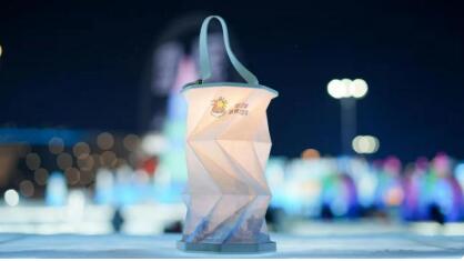 哈爾濱冰雪大世界百余款“發光文創”讓冰雪藝術觸手可及