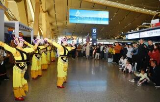 云南“阿詩瑪”邀游客到世界自然遺產地石林過大年