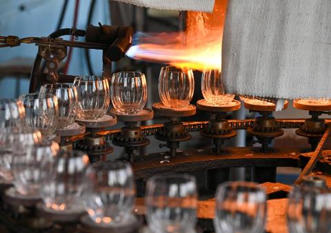 山西祁縣推動智造轉型 擦亮玻璃器皿金字招牌