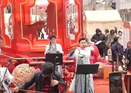 團聚新風尚、吃出新花樣、AI新體驗 新潮消費花式上新催生新春消費“潮”活力