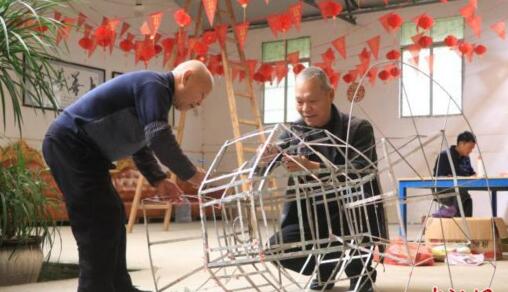 巧手傳技藝 廣西民眾趕制花燈迎接“上燈節”