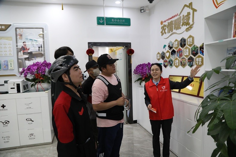 順豐同城騎士與農行南寧國貿支行共慶元宵：學反詐、逛游園、收溫暖