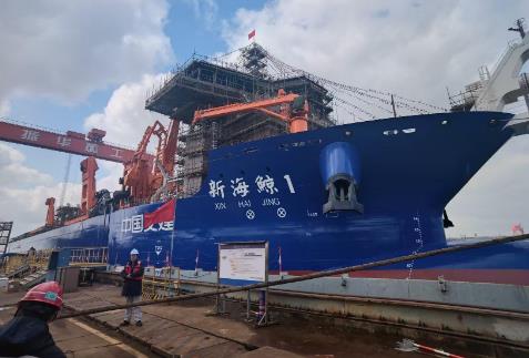 我國首艘分布式泵艙超大型自航耙吸挖泥船下水