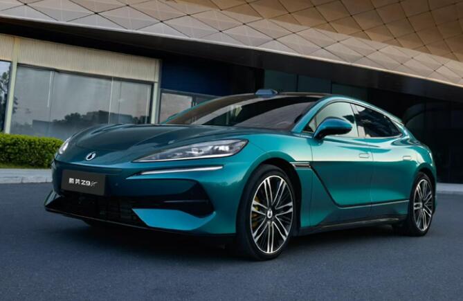 30萬級標配“超跑同款”碳陶剎車，騰勢Z9GT改寫電動性能車安全標準