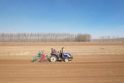 內蒙古赤峰市春小麥頂凌播種 拉開了春播春種的序幕