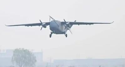 我國首款7噸級運投無人機長鷹-8首飛成功