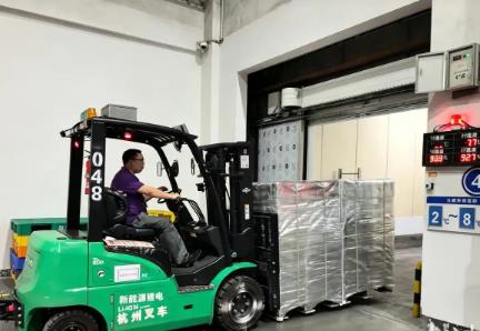 廣東荔枝飛赴英國　預計48小時內可上架當地商超