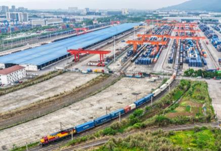 西部陸海新通道中老跨境班列新能源汽車專列加速“渝車出海”