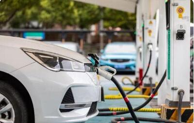 承保激增40%仍虧損56億元 新能源車險“分化”格局漸顯