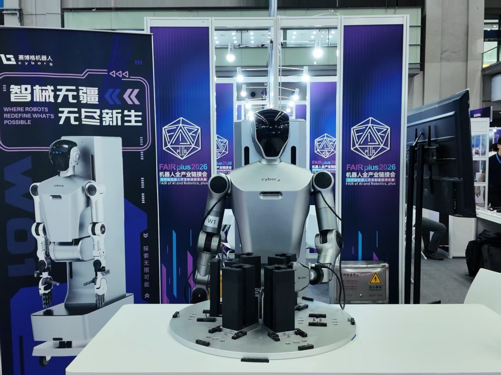 賽博格機器人雙展齊發：聯合利元亨、卓一智能叉車，具身智能深水區連破新能源與倉儲物流痛點