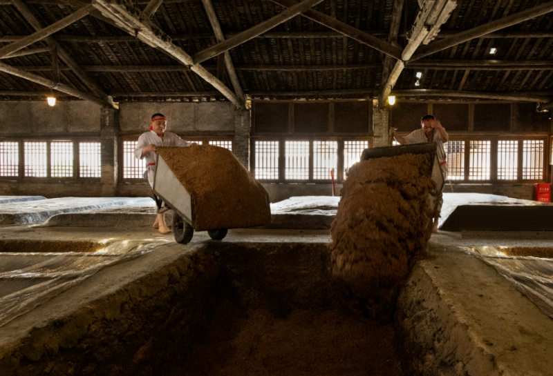 金盆地集團：用活態傳承，釀一瓶能與年輕市場對話的酒