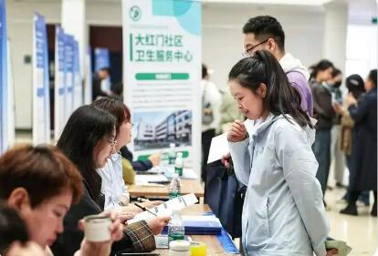 “就業公共服務進校園百日行動”現場推進活動近日舉辦