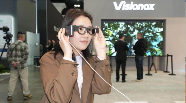 維信諾全球首發3000PPI玻璃基單色OLED AR解決方案，讓AR眼鏡“近在眼前”