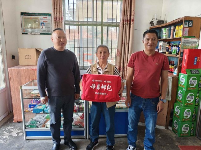 湖北龍感湖：“愛心郵包”傳遞“煙草溫度” 責任擔當繪就和諧底色
