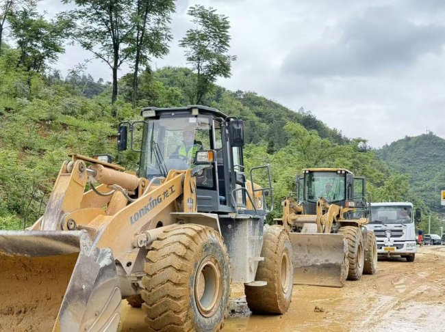 暴雨間隙的中交路建：通路清淤送物資，一樣不落