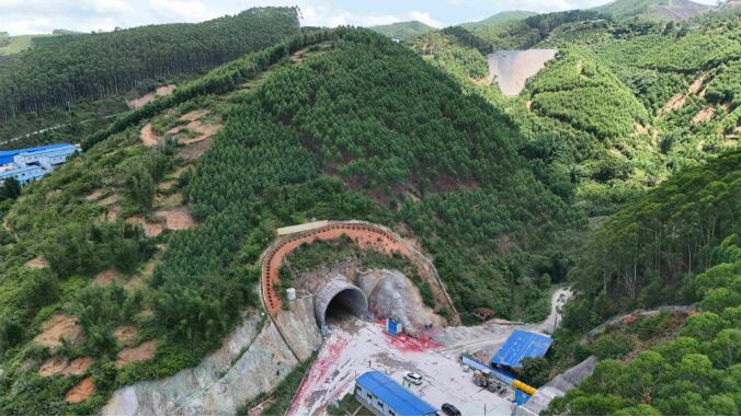 構建數字化管控技術體系  南珠高鐵共嶺一號隧道貫通