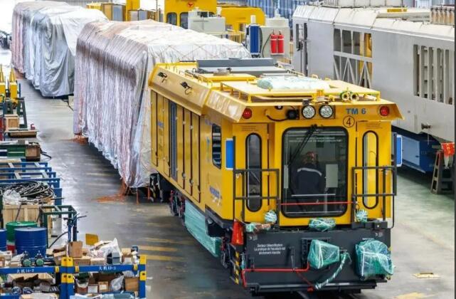 金鷹重工研發生產的CMC-30型鋼軌打磨車出口毛里塔尼亞
