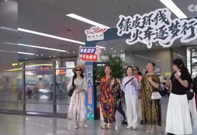 空軌、輪渡、巴士、環線火車……多樣移動消費“新”空間激活經濟“新”熱力
