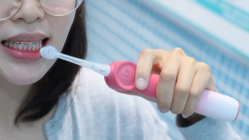 牙醫推薦率高達99.9%：銳舞電動牙刷用噴氣技術解決牙縫與牙齦溝清潔難題