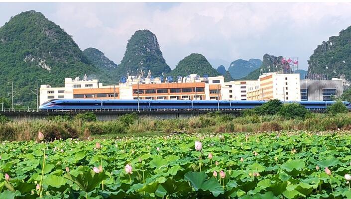 高鐵穿荷塘，產業園作背景，這幅“產城融合”畫卷絕了！