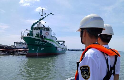 中國首艘大型無人駕駛自動投喂船在廣東湛江試用