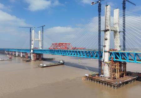 世界最大跨度公鐵兩用無砟軌道斜拉橋——崇啟公鐵長江大橋主橋成功合龍
