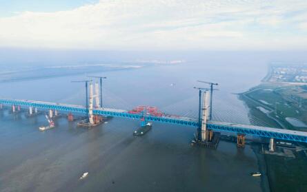 世界最大跨度公鐵兩用無砟軌道斜拉橋--崇啟公鐵長江大橋主橋合龍
