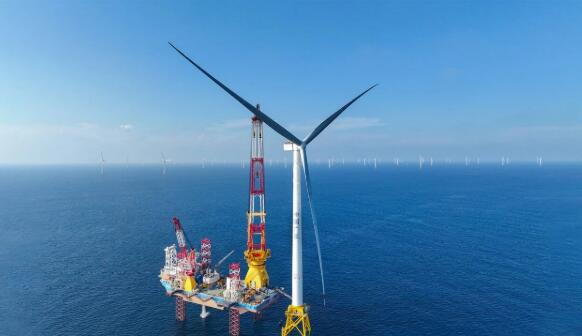 全國首個18兆瓦級規模化海上風電項目首臺機組成功吊裝