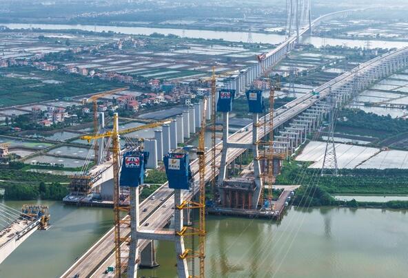 廣珠段改擴建項目海隆大橋順利封頂