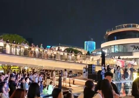 各地“夜經濟”借著世界杯“東風”持續升溫 將賽事“流量”轉化為消費“增量”