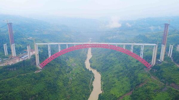 世界最大跨徑鋼拱橋——武兩高速鳳來大溪河特大橋鋼混組合梁合龍