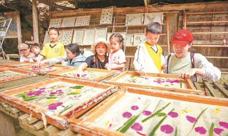 “老手藝”變成好生意！貴州丹寨石橋村造紙遠銷40多個國家和地區