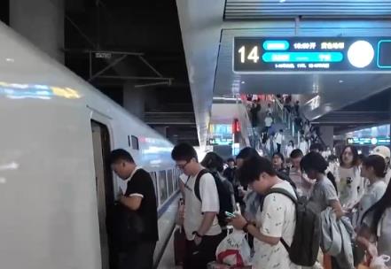 “主題列車+”花樣上新 暑期坐著火車去旅游有更多新選擇、新服務