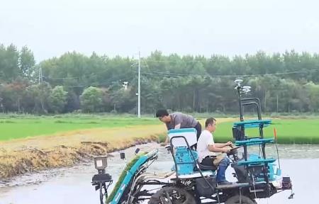農業現代化插上科技“翅膀” 大農機“闖關”黑土地、小農機“躍上”丘陵