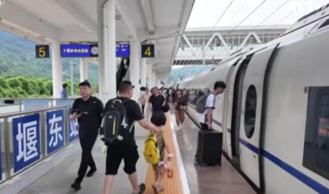 鐵路暑運過半 消夏旅游列車激發消費活力