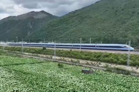暑運繪就“流動中國”活力畫卷 消夏避暑旅游列車解鎖新場景、拓展消費新空間