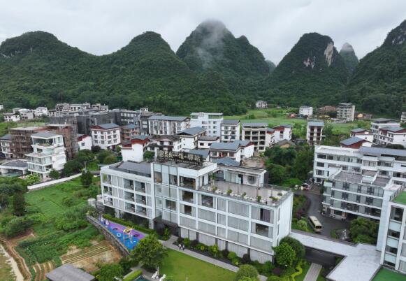 廣西桂林：“雞窩”飛出“金鳳凰”