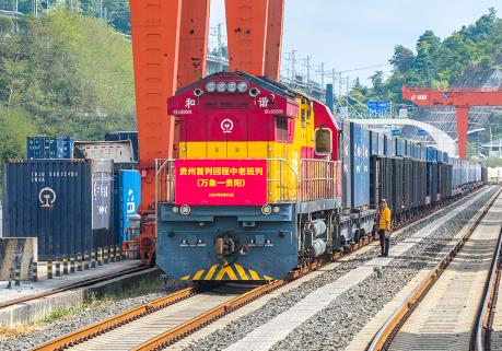 貴州首列“保稅物流+鐵路快通”回程中老班列順利抵達