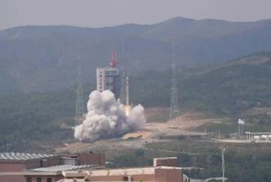 大中小學生參與完成的“八一04星”升空