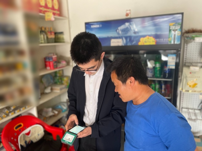 一碼輕掃，一證送達：小店里的服務再近一步
