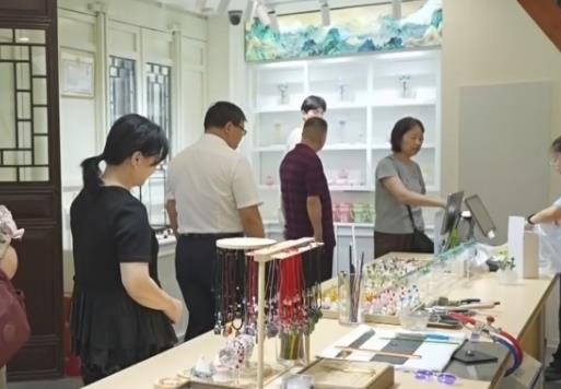 “雙節”臨近 “吃住行游購娛”需求火熱 “非遺+國潮+文創”點亮消費市場