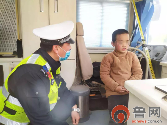 心驚肉跳！菏澤9歲男孩騎車上高速，民警及時攔下