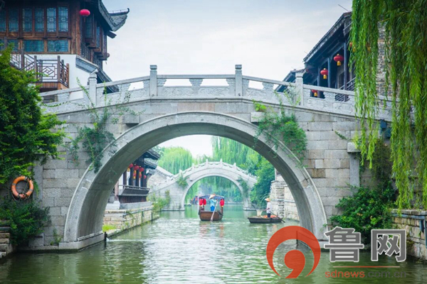 下雨時的臺兒莊古城到底有多美？宛若在煙雨江南