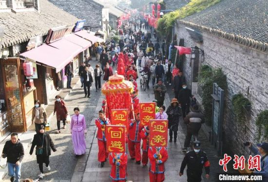 揚州6對新人騎馬坐轎拜堂成親 再現古代鹽商婚禮大典