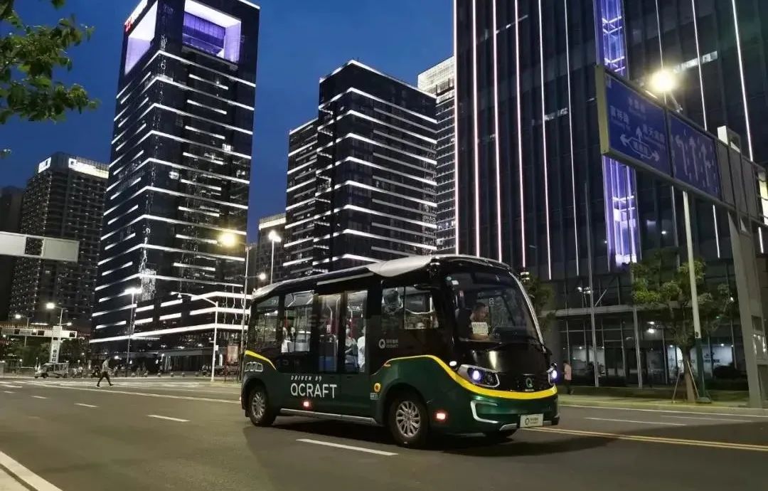 智能駕駛環衛車上路了 這場面：牛！科幻！