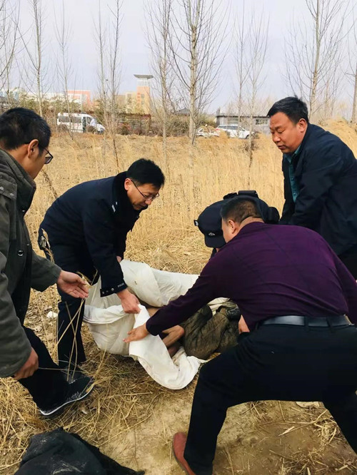 十萬火急！老人落水，蒙山公安緊急救援