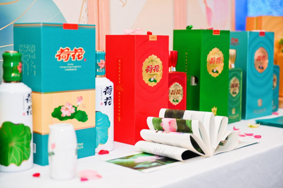 貴州荷花酒驚艷亮相永達峰會晚宴，為在場嘉賓帶來極高酒水體驗