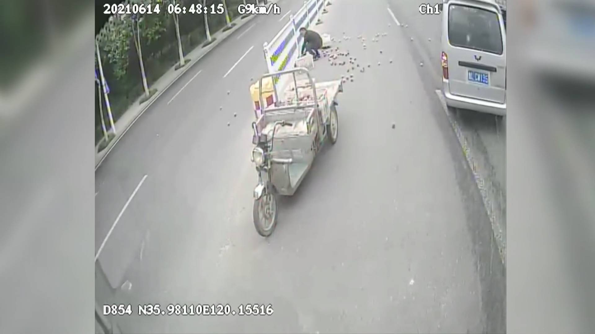 暖心！路遇三輪車上蘋果散落 公交司機、周邊市民主動幫忙撿拾